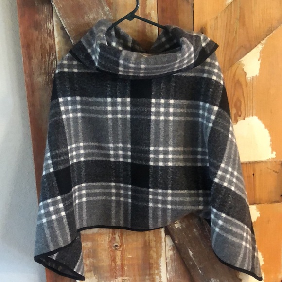 Wool poncho from Scheels-unknown brand - Picture 2 of 4